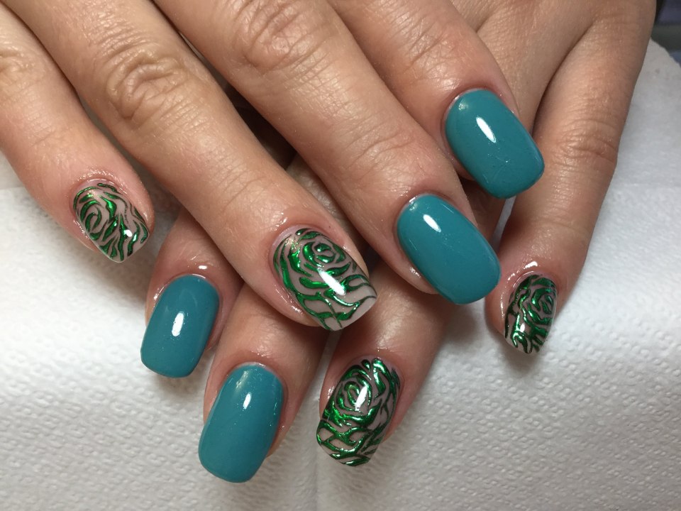 Бирюзовый малахитовый изумрудный маникюр