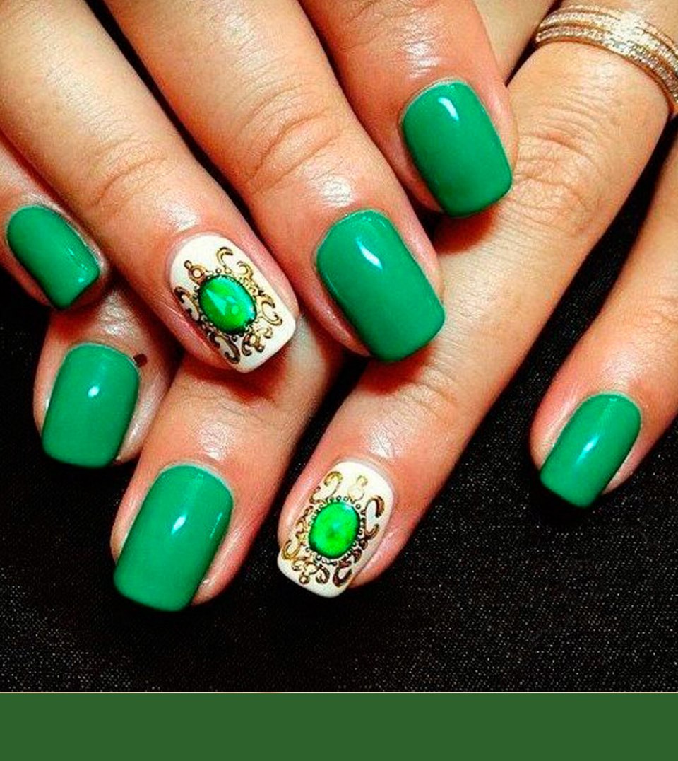 Зеленый маникюр с камнями