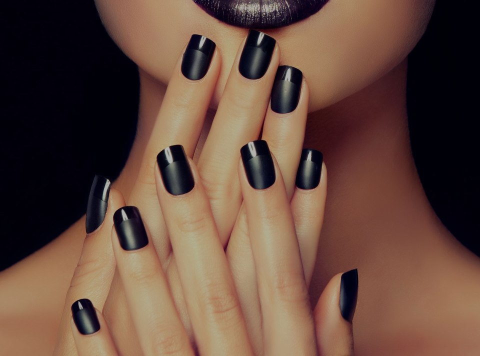 Маникюр на темном фоне