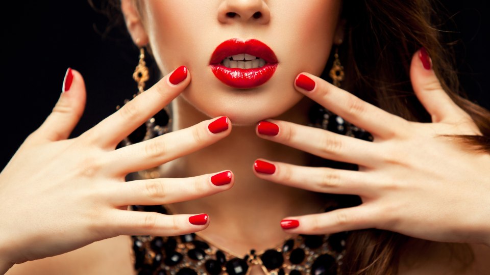 Девушка с красными ногтями