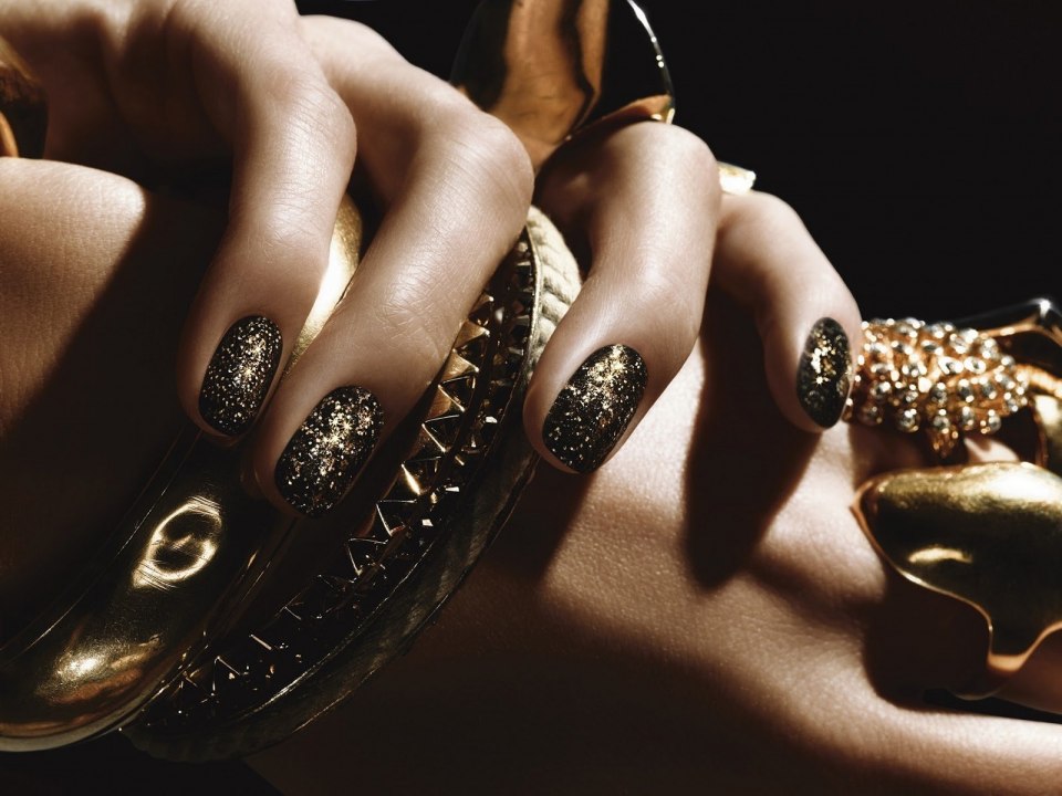 Ногти на темном фоне