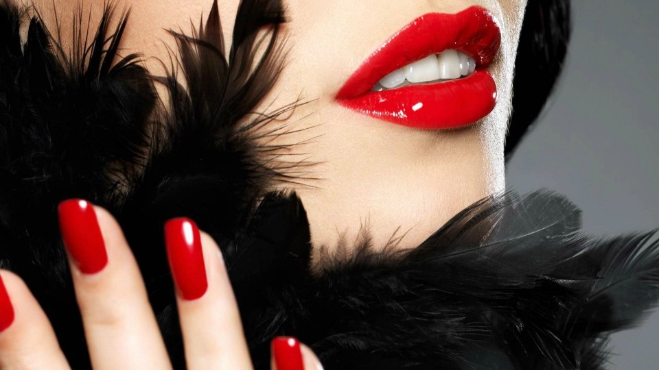 Девушка с красными губами