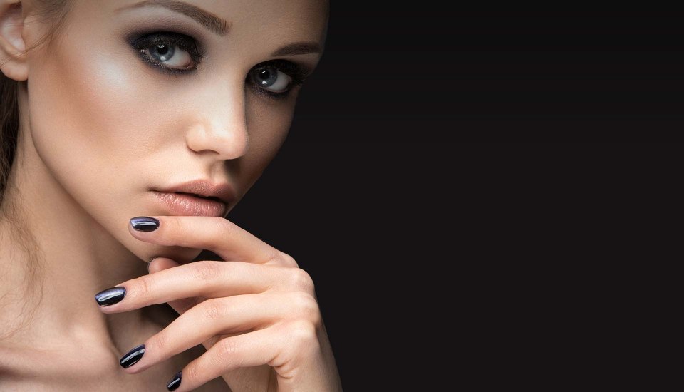 Красивая девушка с макияжем и маникюром