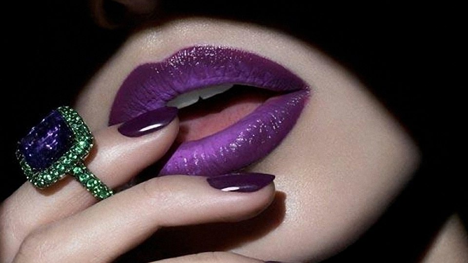 Девушка с фиолетовыми губами