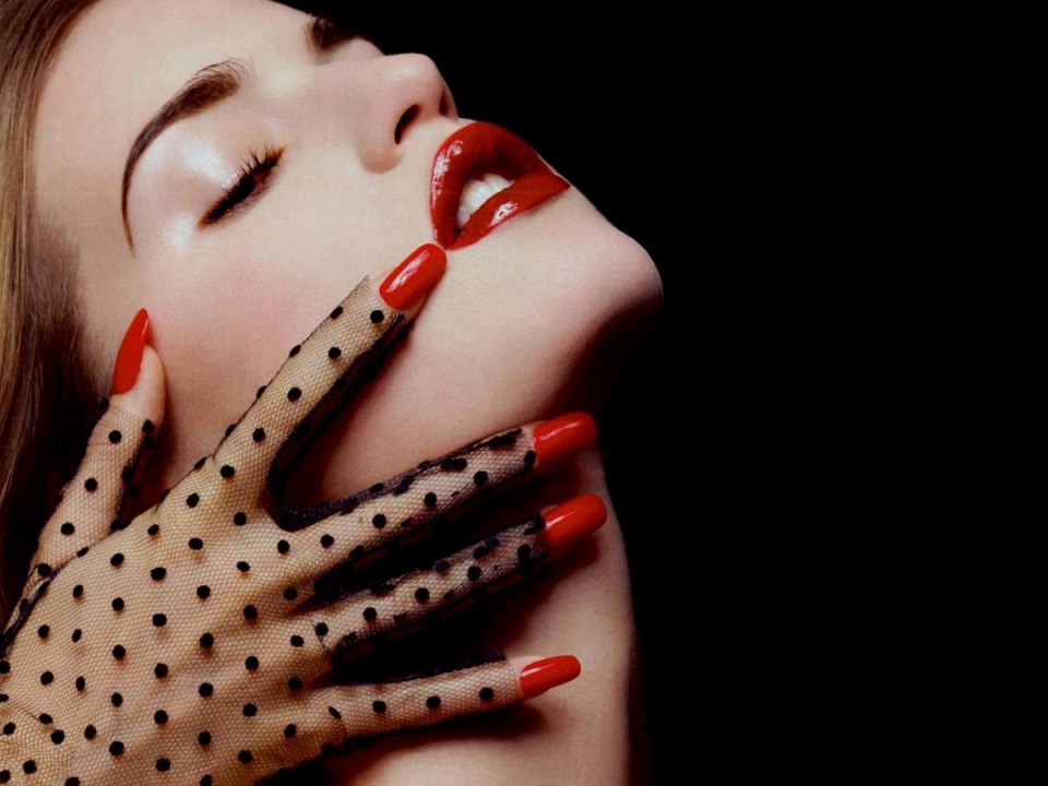 Девушка с красными ногтями