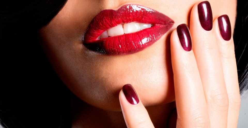 Девушка с красными губами и ногтями