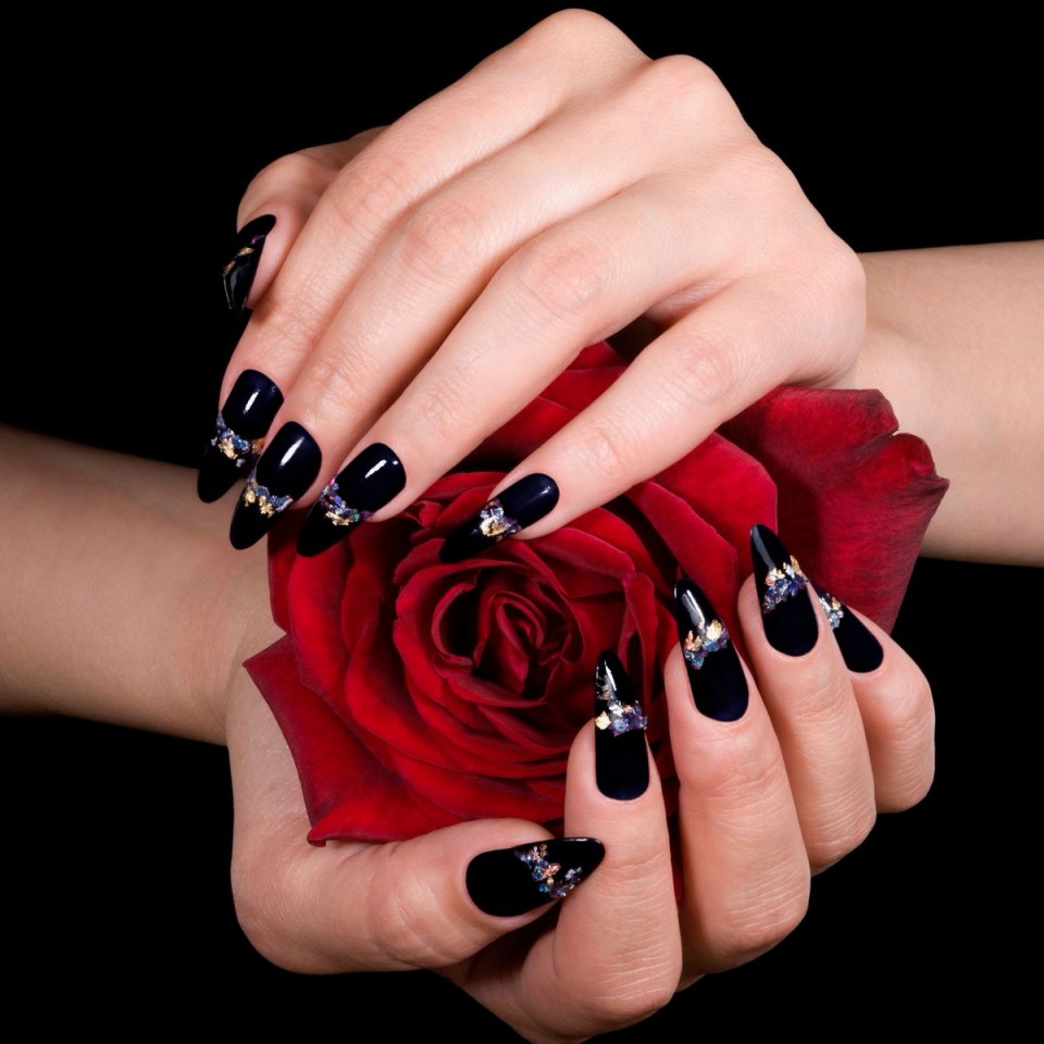 Дизайн ногтей черно красный