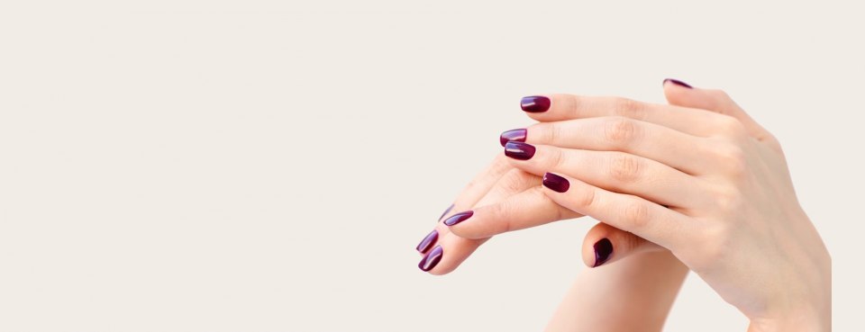 Маникюр на темном фоне