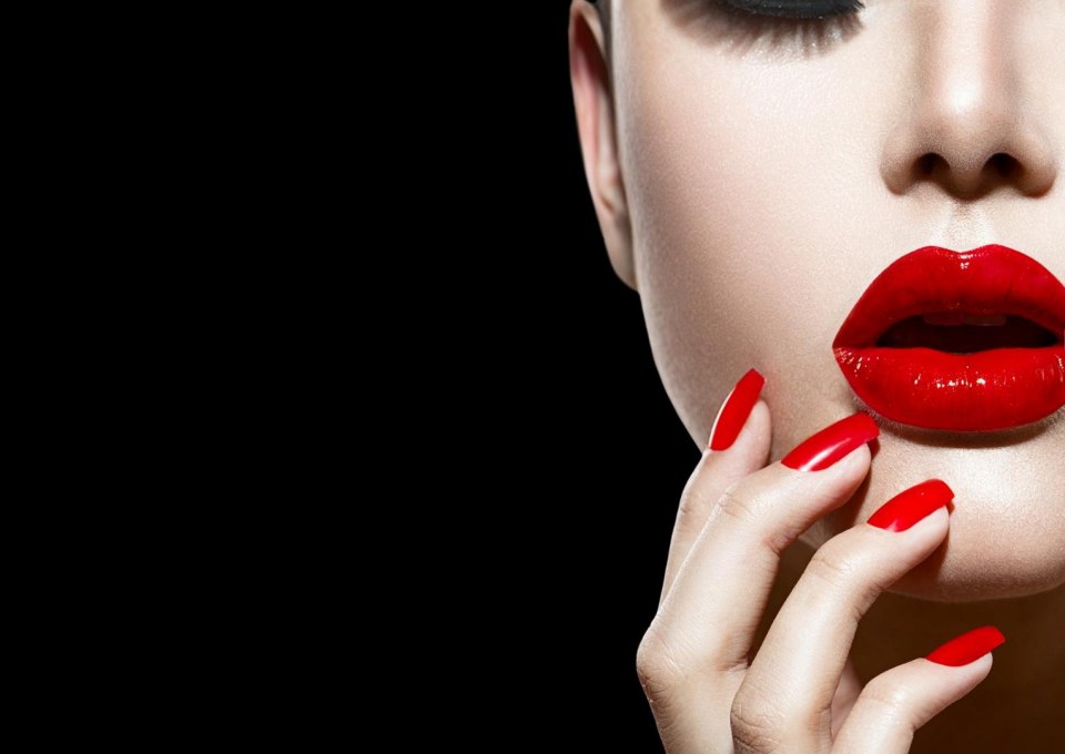 Красные губы и ногти