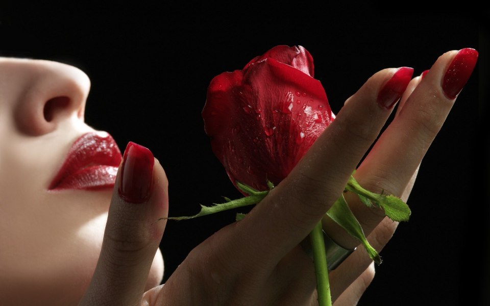 Женщина с розгой в руке