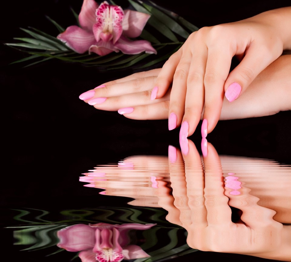 Розовые ногти на черном фоне