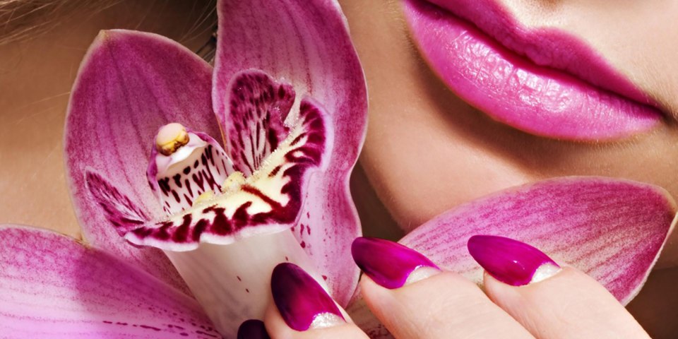 Девушка маникюр Орхидея
