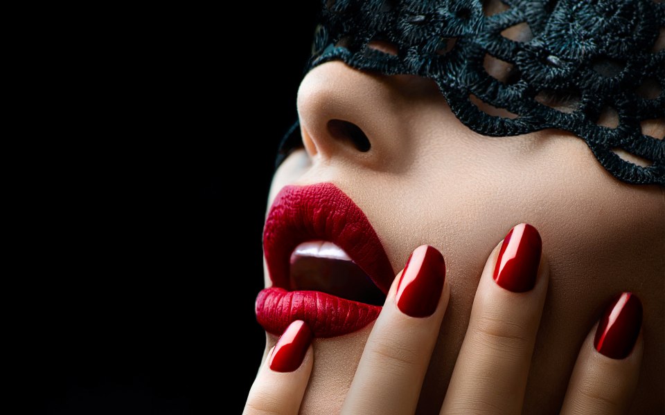 Красные губы