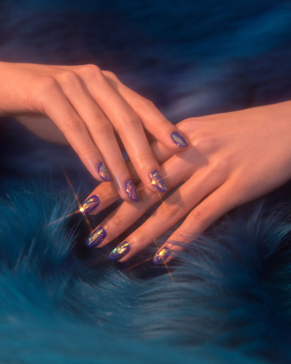 Девушка с черным маникюром