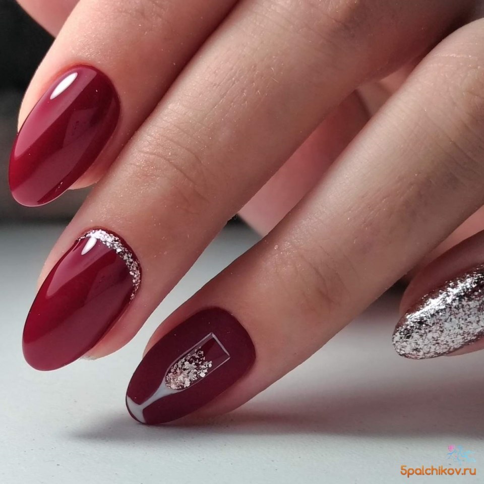 Бордовый маникюр с вином