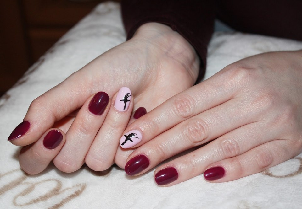 Маникюр бордового цвета с лепкой