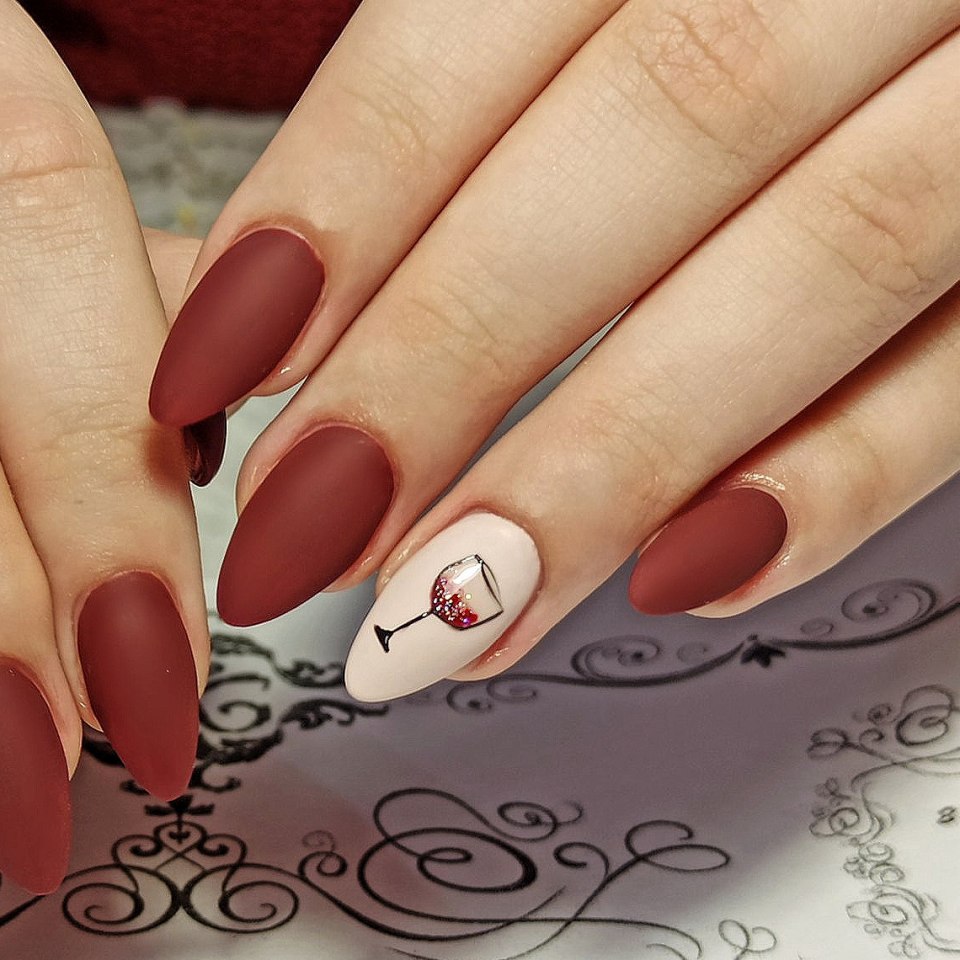 Ногти бордовые с бокалом матовые