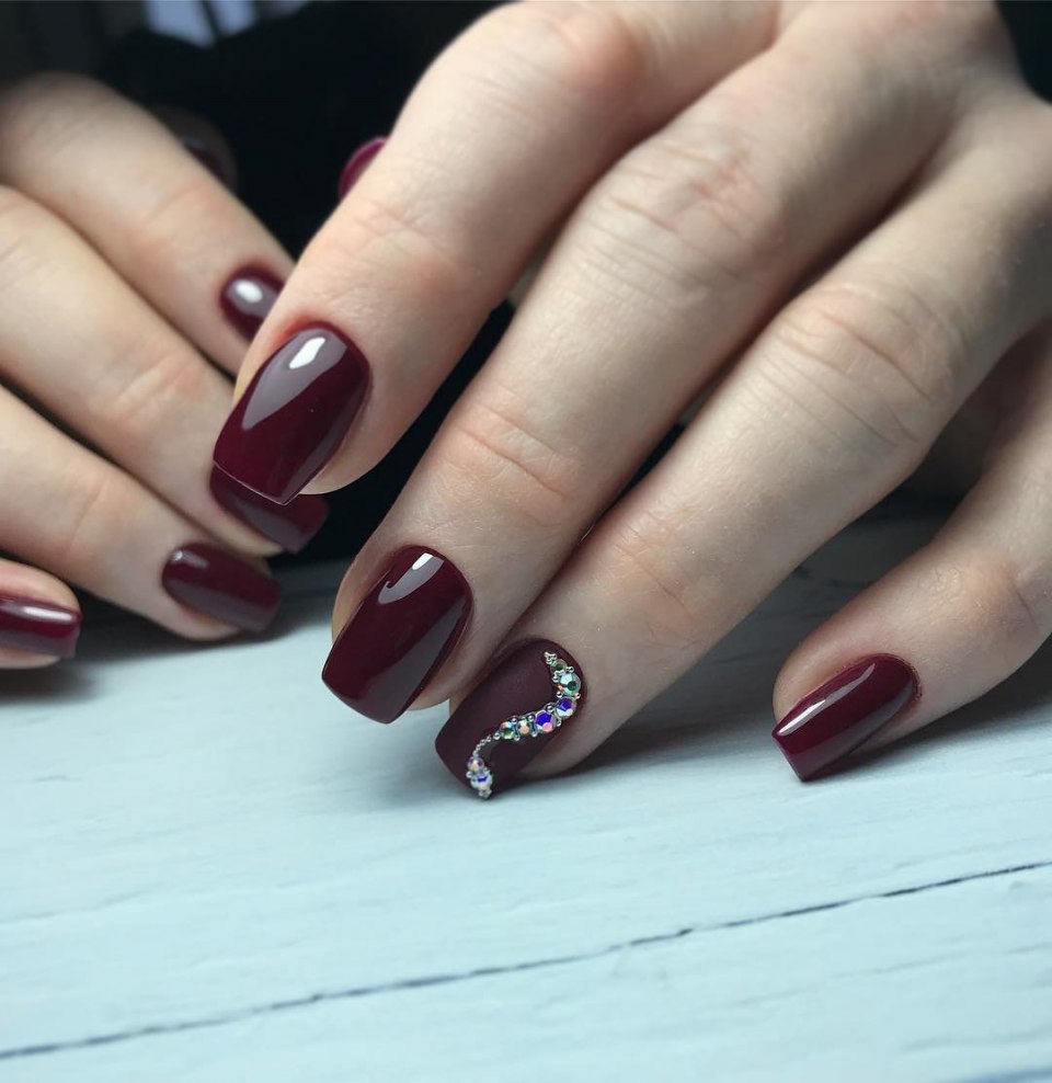 Бордовый маникюр с сердечком