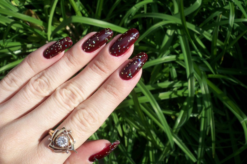 Маникюр бордовый с капельками
