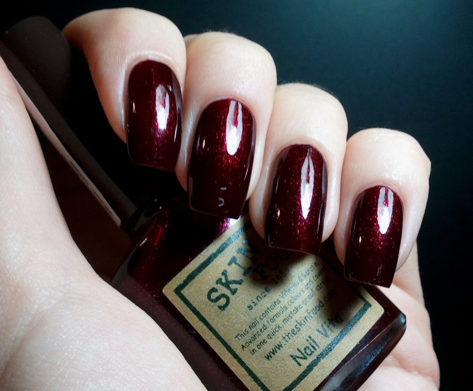 Бордовый маникюр с разводами