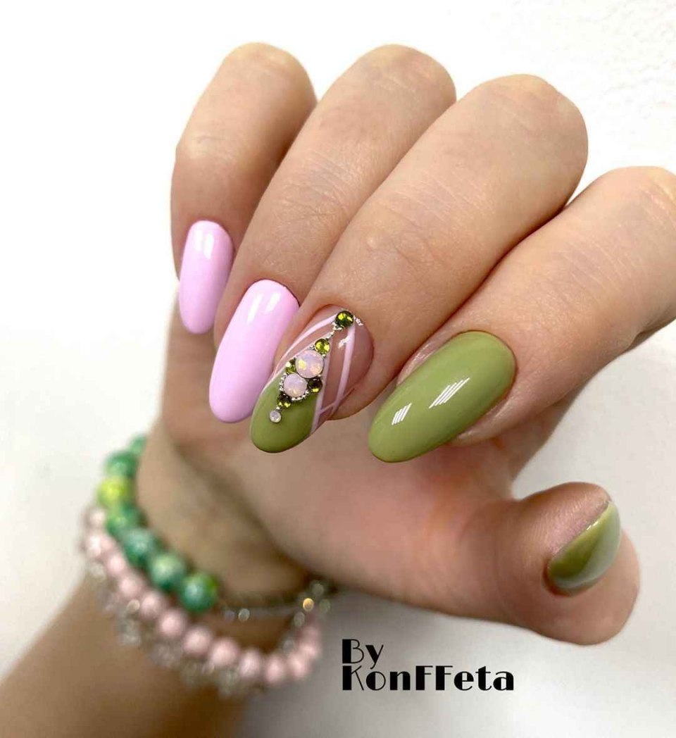 Маникюр цвета хаки и розовый