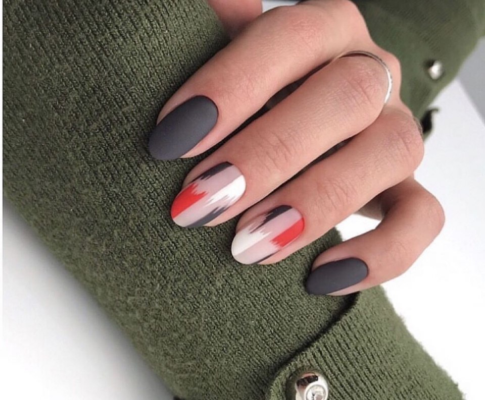 Маникюр красный с хаки