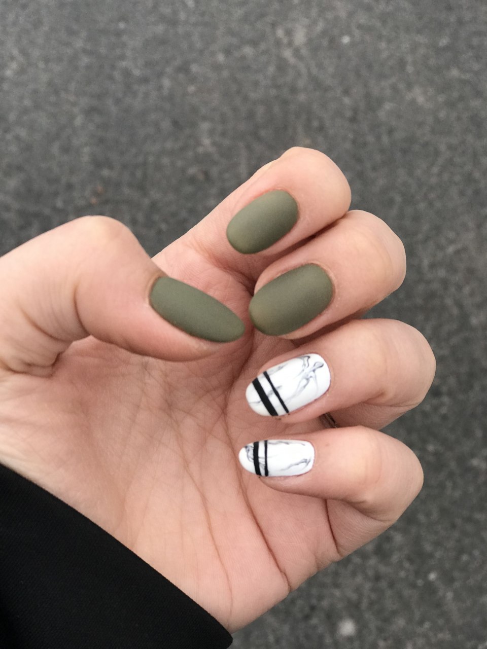 Оливковый маникюр