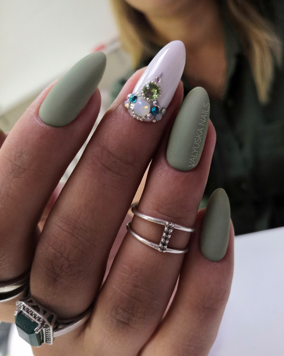 Маникюр хаки с бежевым