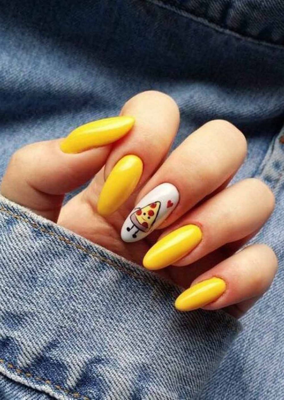 Яркий маникюр