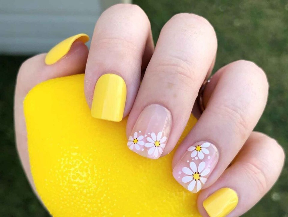 Маникюр серый с желтым