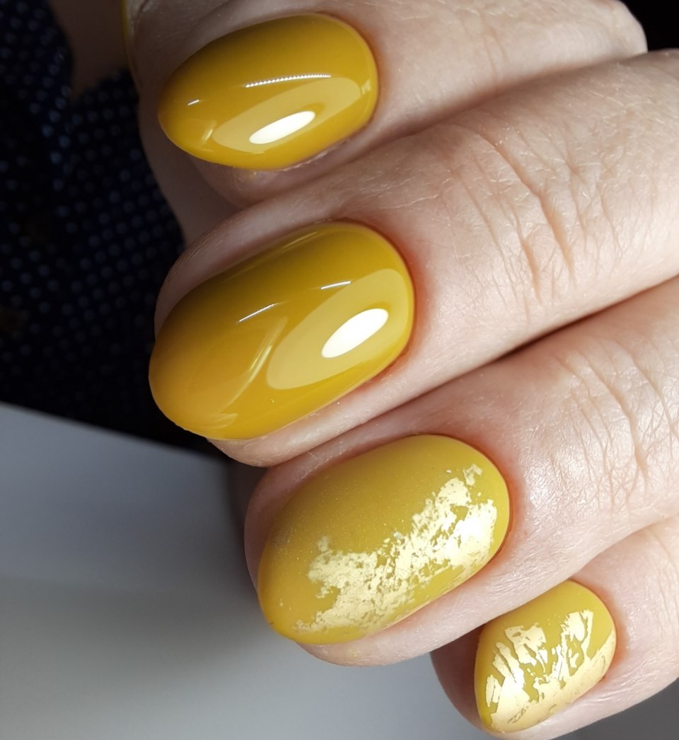 Маникюр с жёлтым цветом