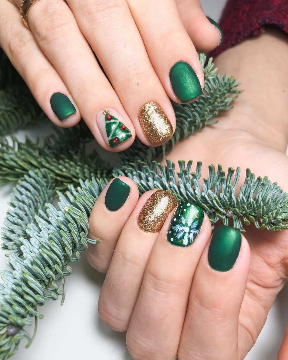 Ногти с елочкой новогодней