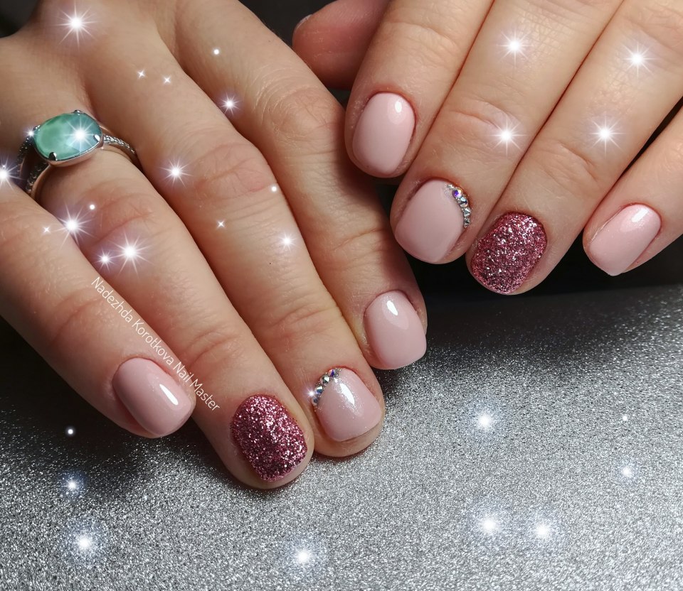 Маникюр с блёстками на короткие ногти