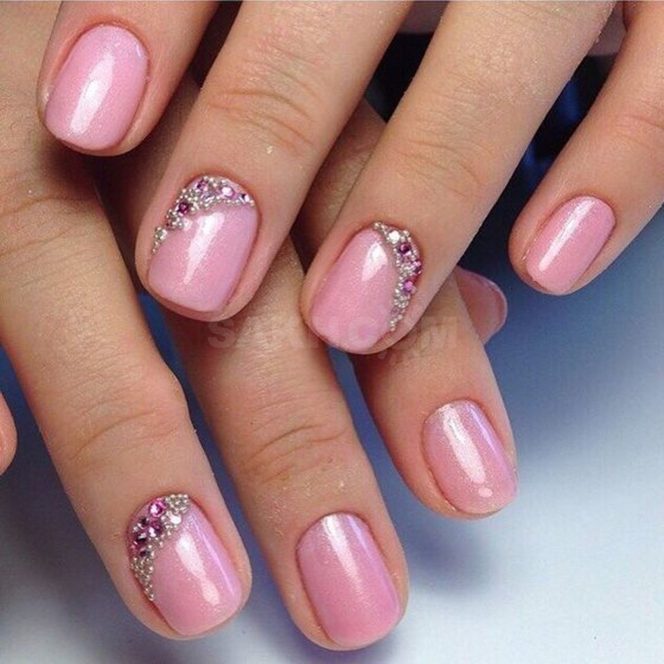 Розовый гель лак на коротких ногтях