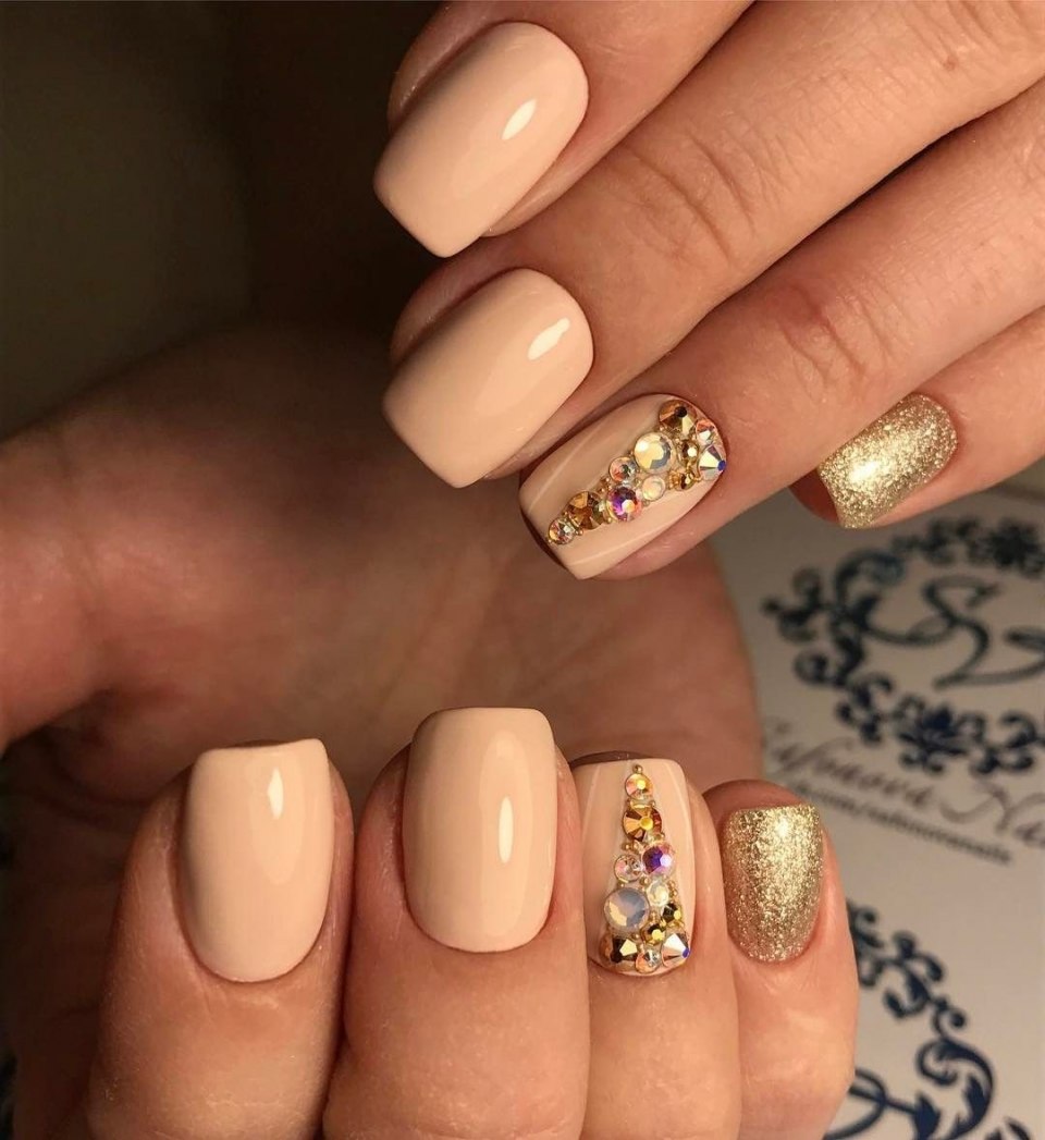 Маникюр бежевый с золотом
