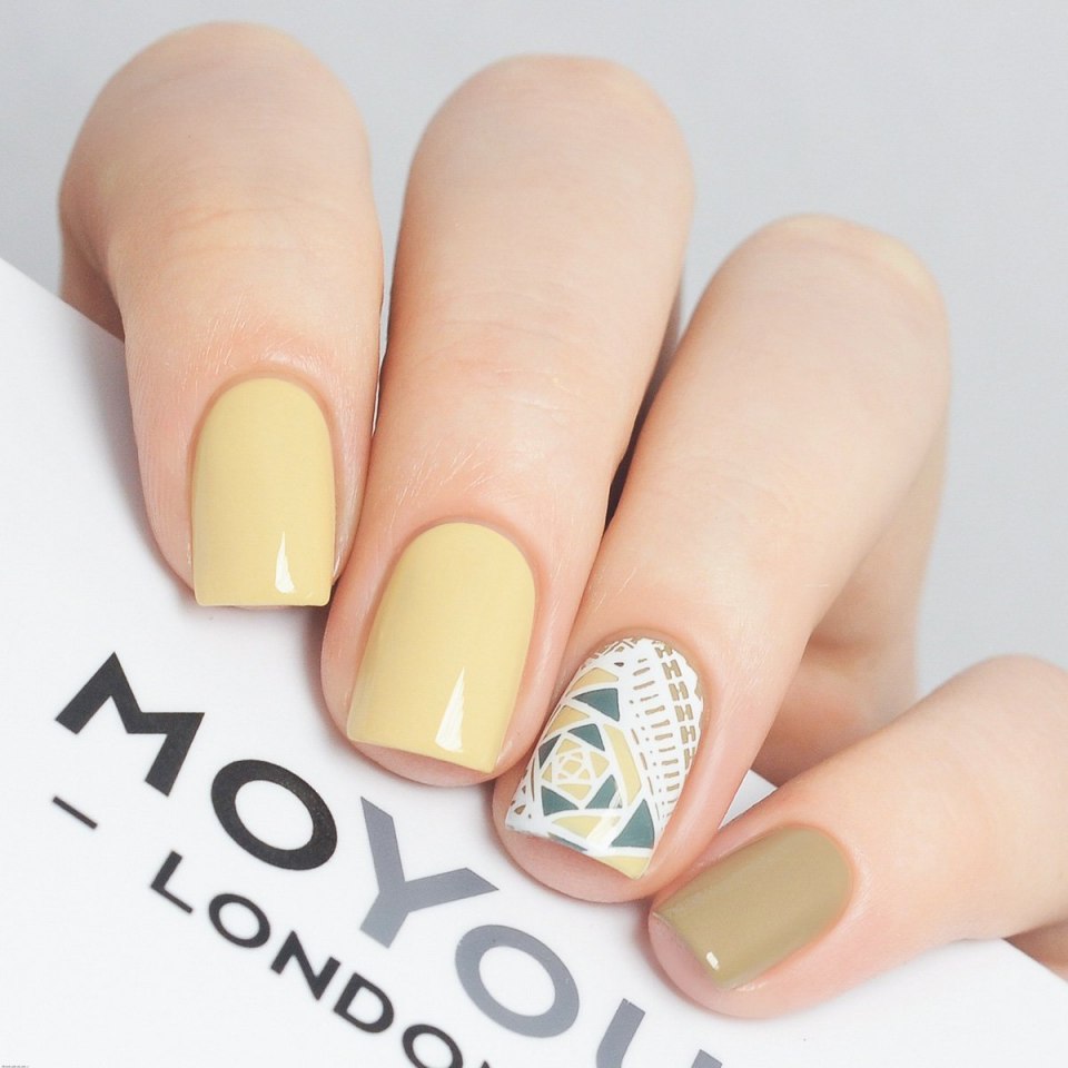 Бледно желтый маникюр