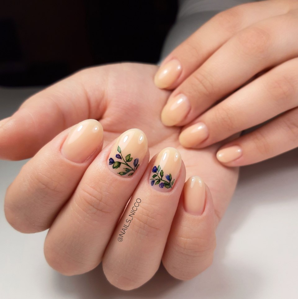 Бежевый маникюр со слайдерами