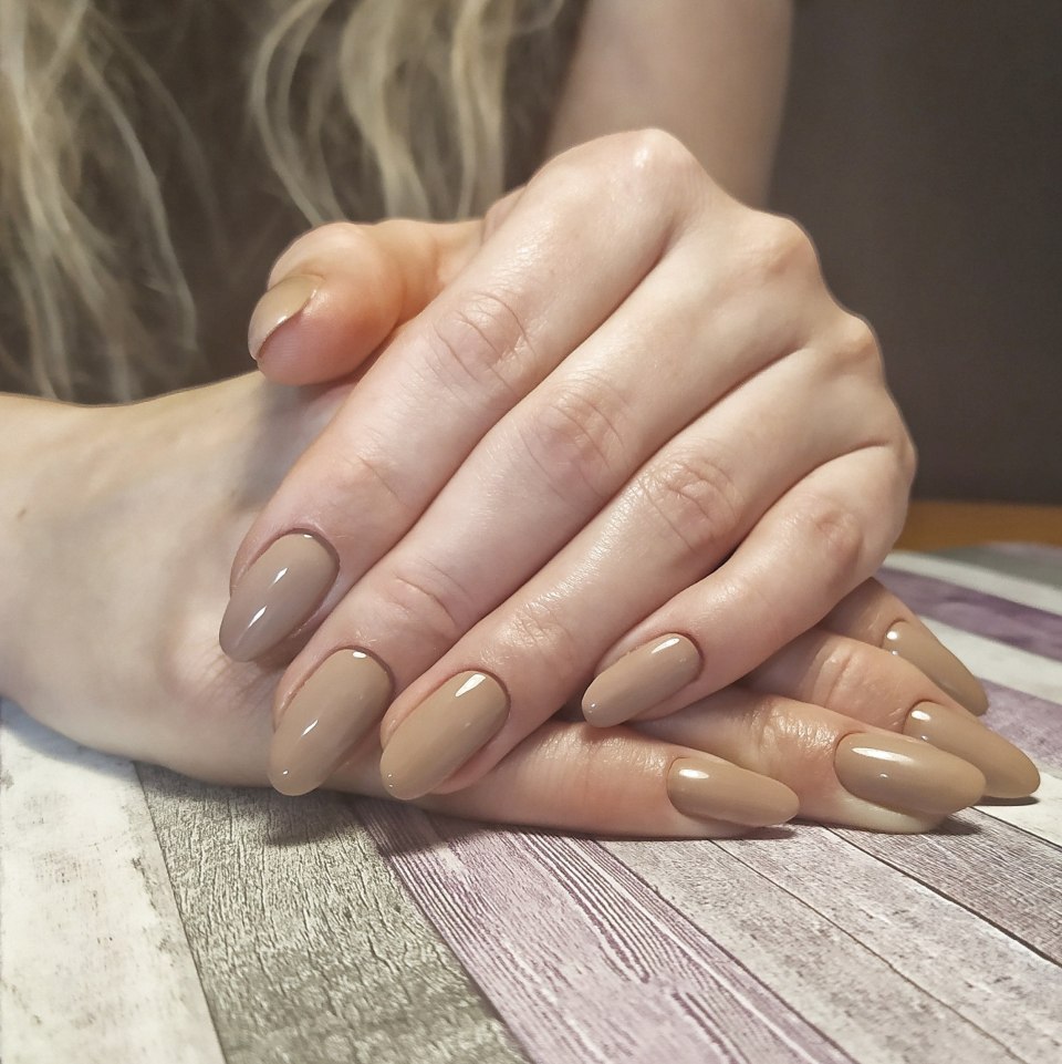 Нюдовый маникюр 2021 миндаль