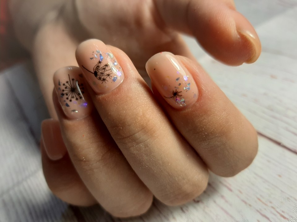 Нюдовый маникюр с наклейками