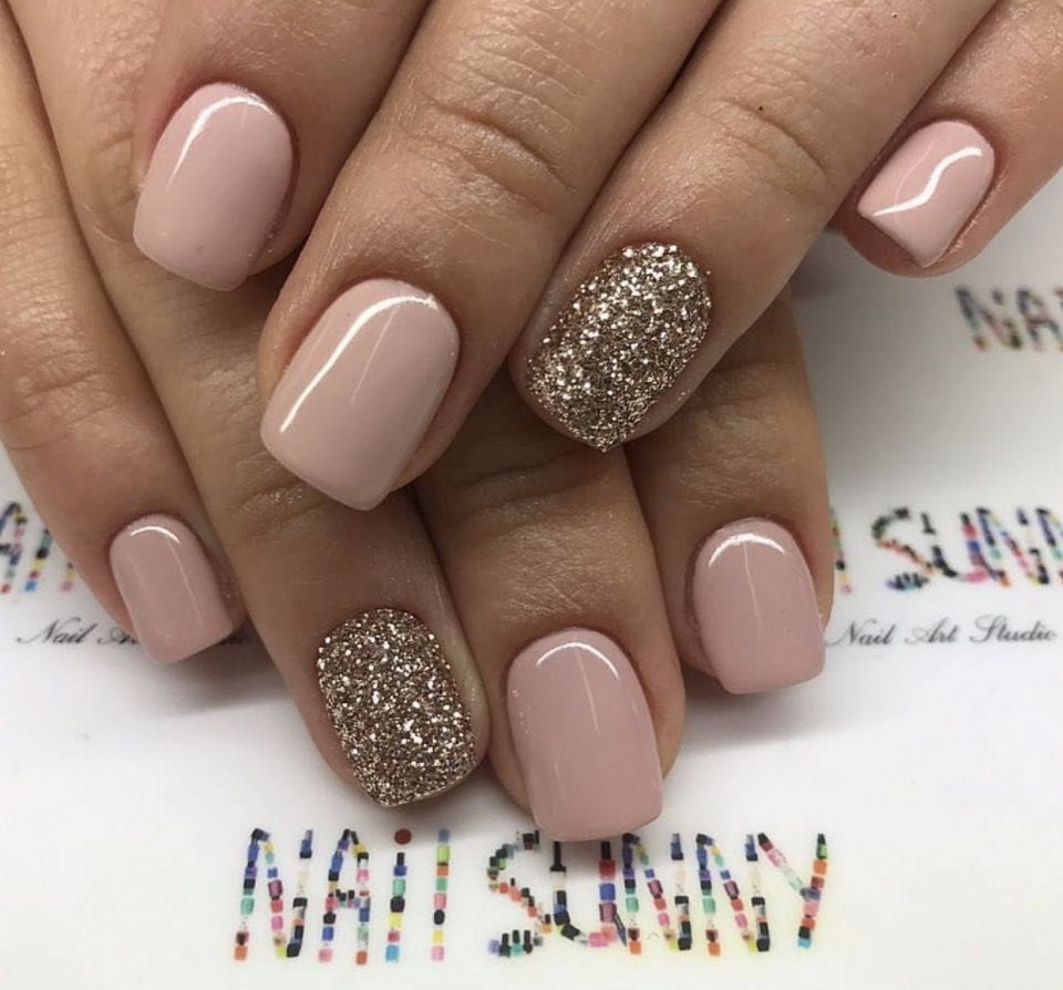 Бежевый маникюр на короткие ногти с блестками