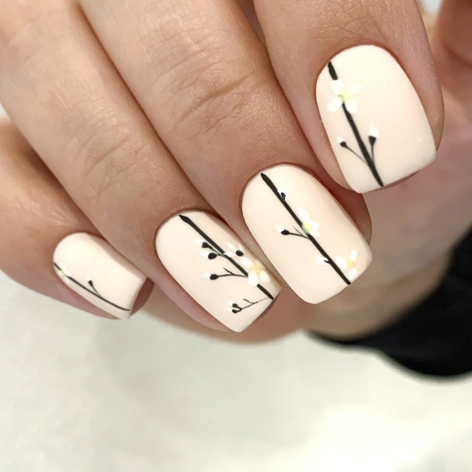 Ногти бежевые с рисунком