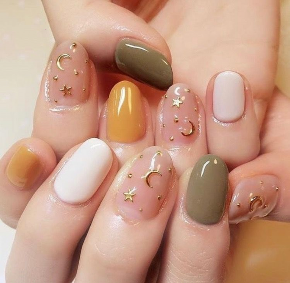 Осенний маникюр бежевый