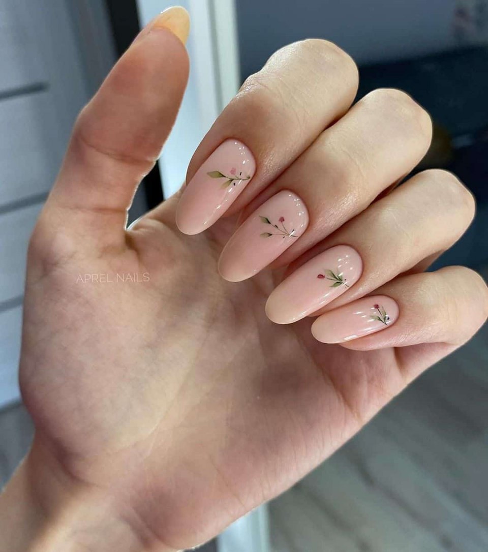 Нюдовый маникюр с наклейками