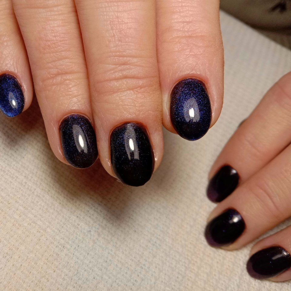 Маникюр кошачий глаз с блестками