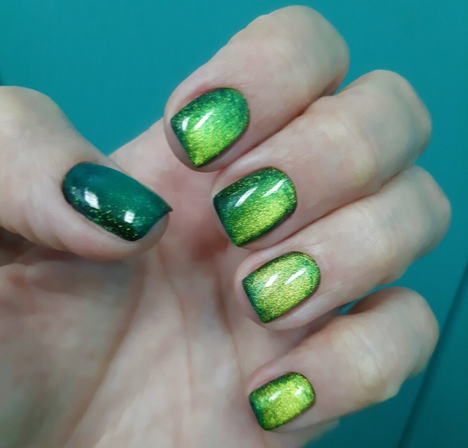 Маникюр с эффектом кошачьего глаза