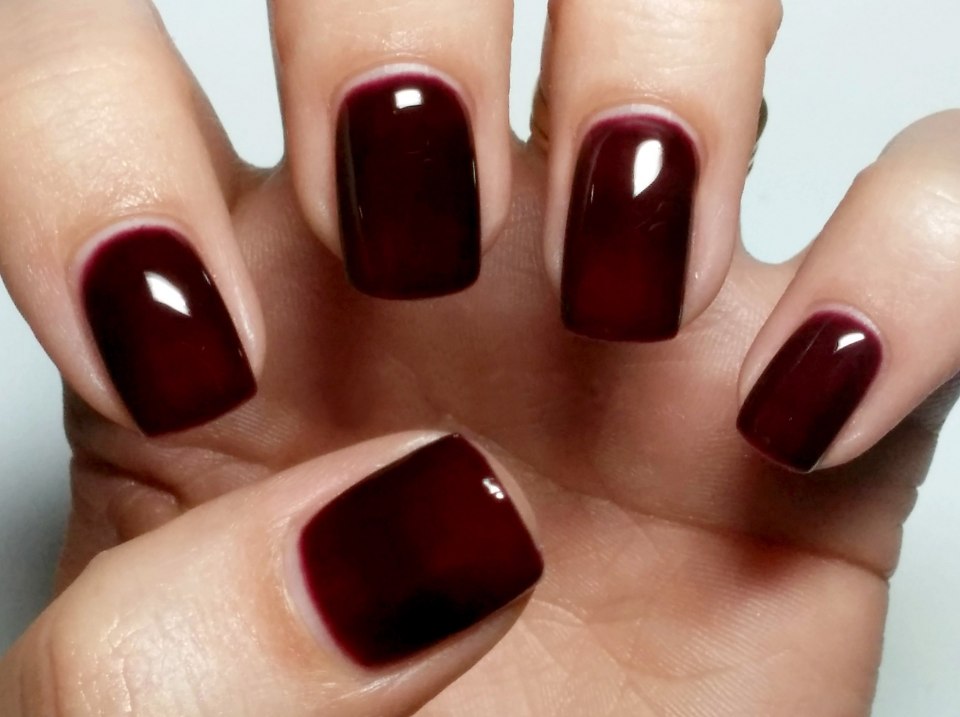 Темно бордовый маникюр на короткие