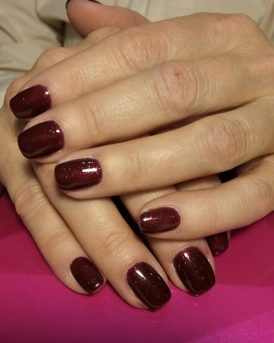 Шеллак на короткие ногти бордовый