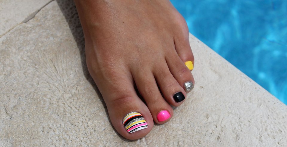 Педикюр с полосками на большом пальце