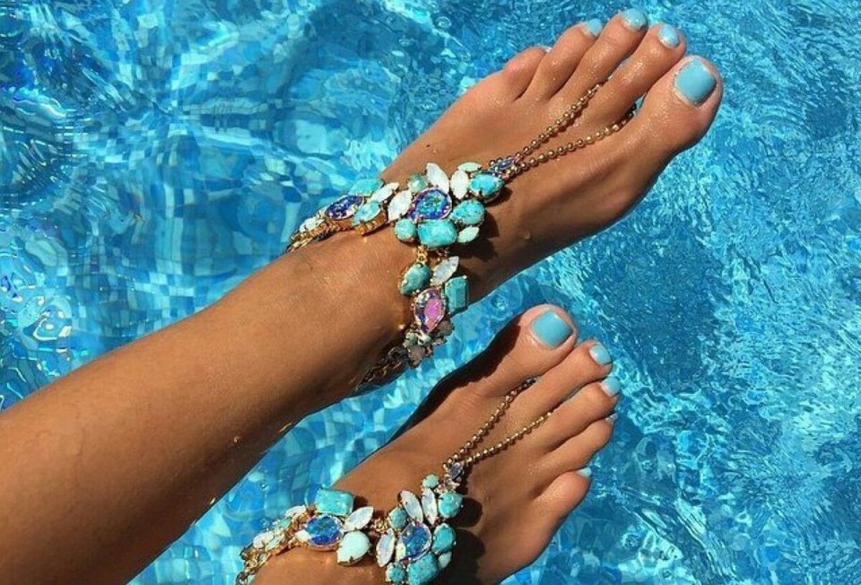 Маникюр и педикюр на лето