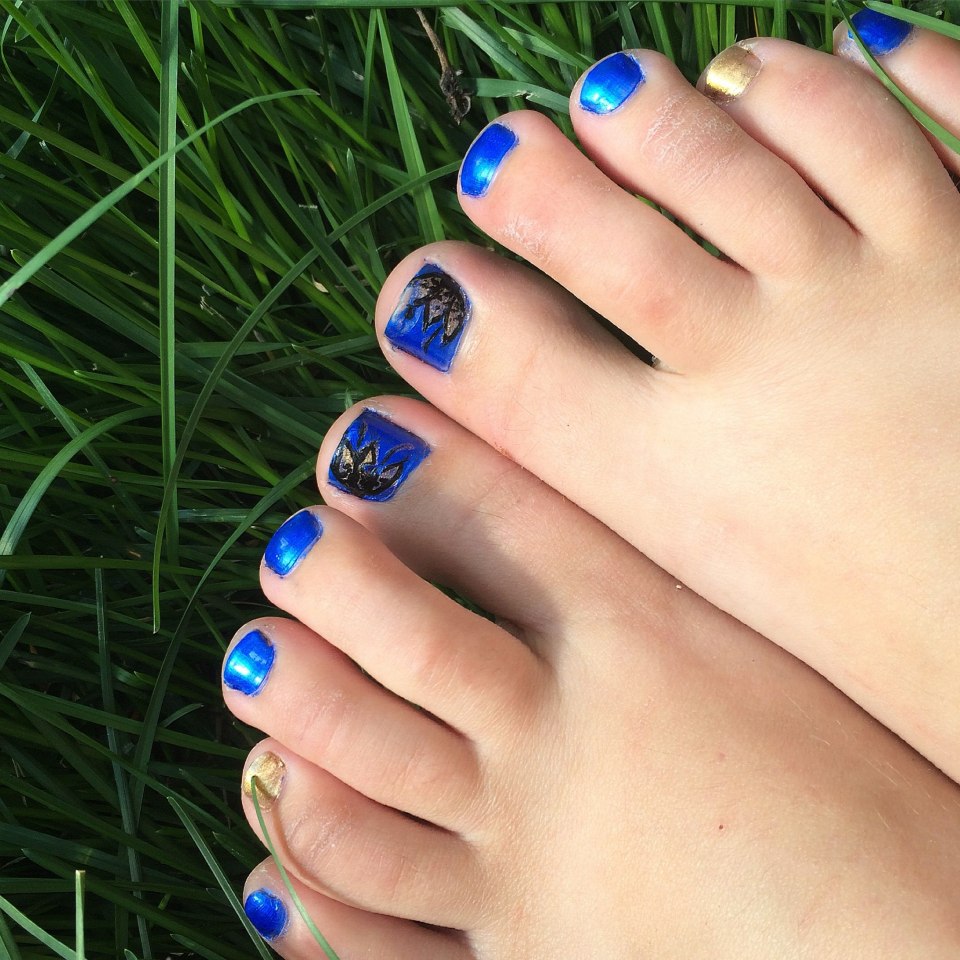 Педикюр к голубому платью